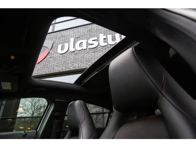 Mercedes-Benz A-klasse 180 Business Solution AMG , Panoramadak, Achteruitrijcamera,