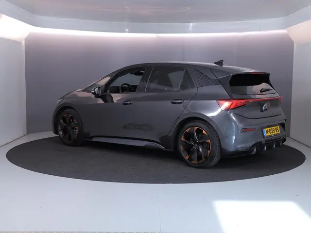 CUPRA Born Adrenaline One 62 kWh 204 pk | Navigatie | Warmtepomp | Parkeersensoren | Achteruitrijcam...