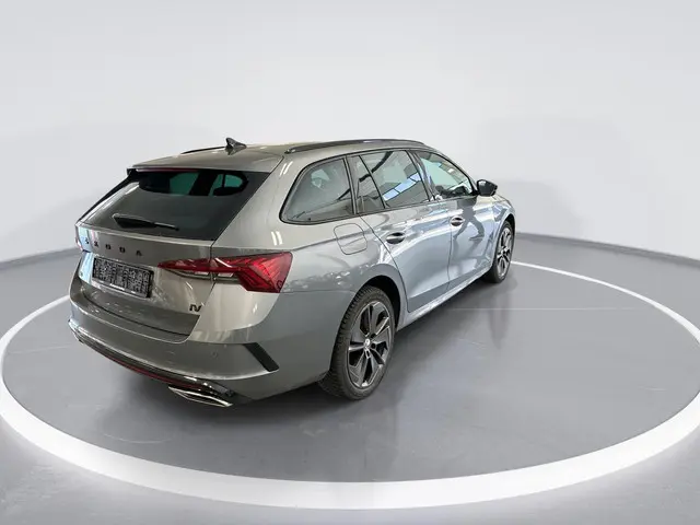 Skoda Octavia 1.4 TSI 245pk DSG RS iV · Wegklapbare Trekhaak · Apple/Android Car Play · Navigatie ·...