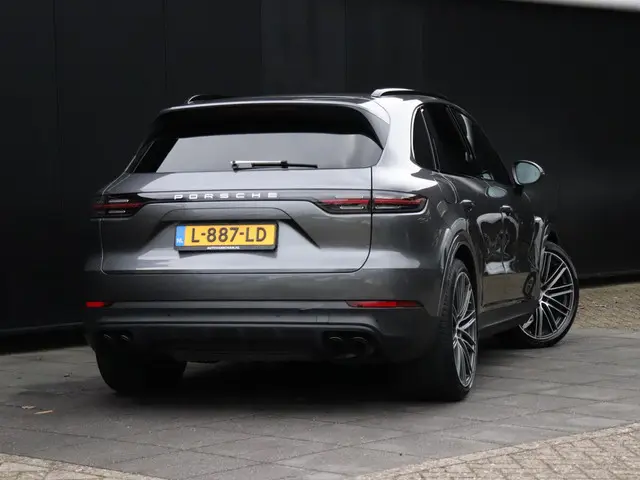 Porsche Cayenne 3.0 E-Hybrid | LEDER | PANO-DAK | BOSE | LUCHTVERING | SPORTCHRONO | CAMERA | NAVI | STOELVERW. |
