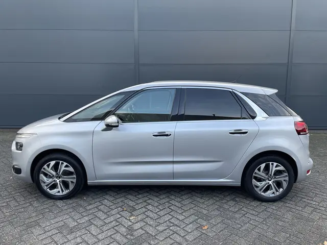 Citroën C4 Picasso 130pk Intensive (Trekhaak - Camera - Keyless Entry - Parkeersensoren V+A - 17"- Automatische Airco - Navigatie)