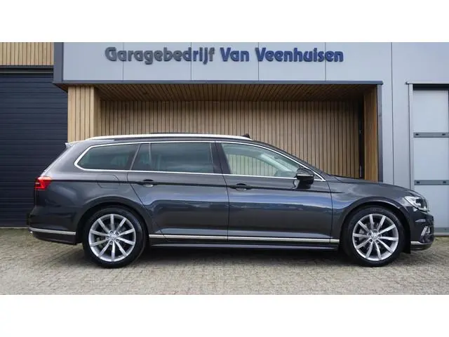 Volkswagen Passat Variant 1.8 TSI 180pk 3x R-Line Pano.Dak Leder DynAudio HUD Trekhaak Sfeerverlicht...