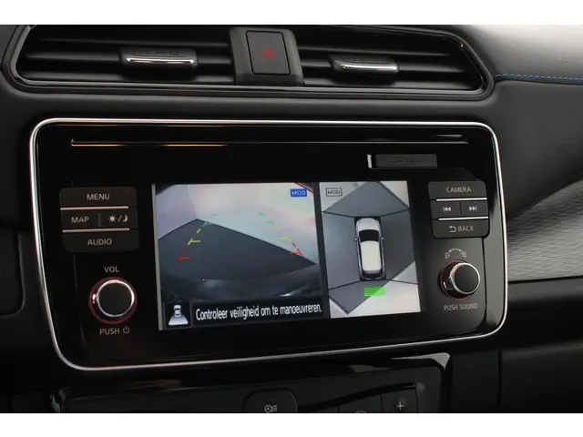 Nissan LEAF N-Connecta 40 kWh | Navigatie | Climate Control | Camera | Parkeer sensoren | cruise control | Lichtmetalen velgen