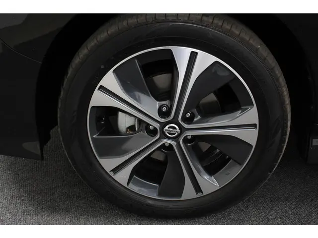 Nissan LEAF N-Connecta 40 kWh | Navigatie | Climate Control | Camera | Parkeer sensoren | cruise control | Lichtmetalen velgen