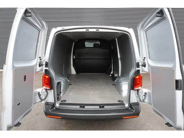 Volkswagen Transporter 150pk L2H1 Apple Carplay Stoelverwarming 3-zits Airco Parkeersensoren Achterd...