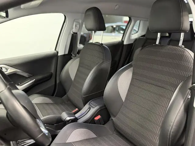 Peugeot 2008 1.2 PureTech Allure Automaat Navigatie Parkeersensoren achter Cruise Control Climate Co...
