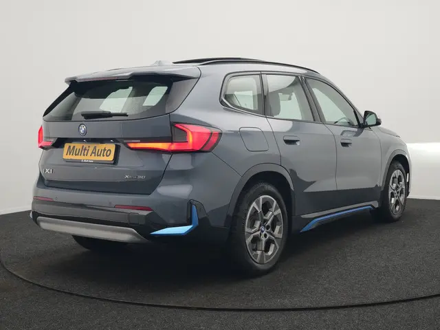 BMW iX1 xDrive30 Launch Edition 313pk Dealer O.H | Panodak | Adaptive Cruise | 360 Camera | Lederen...