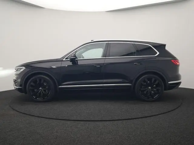 Volkswagen Touareg 3.0 TSi eHybrid 4MOTION PHEV 381pk Dealer O.H | Luchtvering | Trekhaak Af Fabriek...