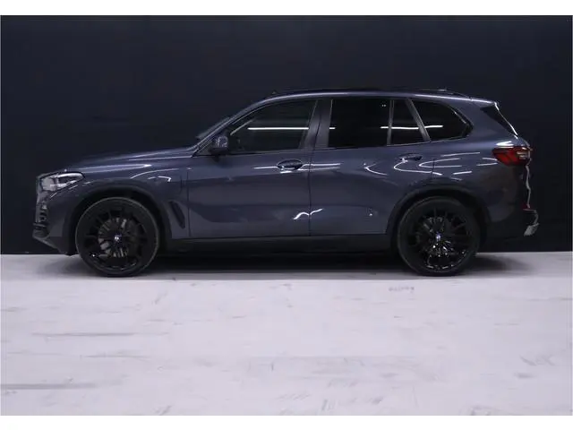 BMW X5 xDrive45e High Executive [SCHUIFDAK, HARMAN KARDON, TREKHAAK, LUCHTVERING, APPLE CARPLAY, AND...