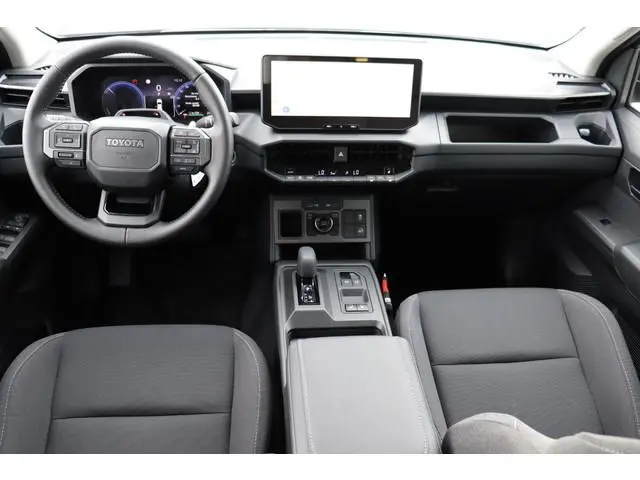 Toyota HiLux Challanger Van 59,2 kWh, 1600KG trekgewicht! Privacy Glass, Connected Services.