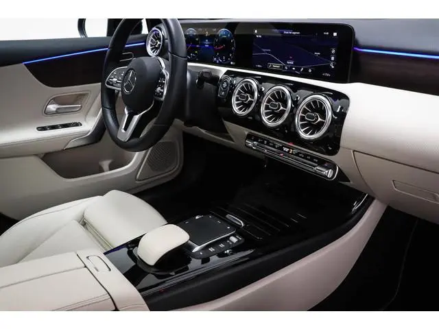 Mercedes-Benz A-klasse 200 Luxury Line | PREMIUM PACK | PANORAMADAK | MATRIX LED |  LEDER | APPLE |...