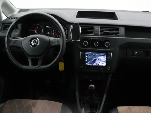 Volkswagen Caddy 2.0 TDI 180 PK + 18 INCH | VERLAAGD | BREMBO | APPLE CARPLAY | TREKHAAK | STOELVERW...