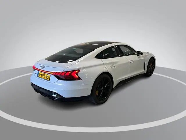 Audi e-tron GT GT 93 kWh 476pk · SOH 92% · Glazendak · 360 Camera · Luchtvering · Stoelventilatie ·...