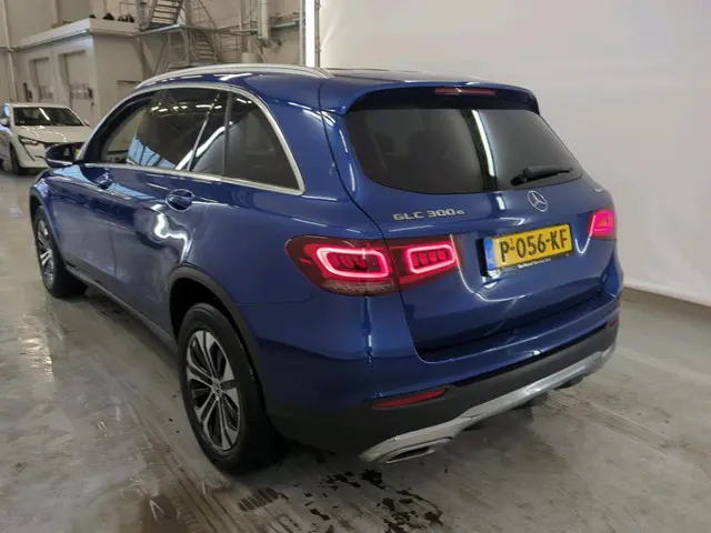 Mercedes-Benz GLC-klasse 300e 4MATIC Business Solution 1e Eigenaar | Dealer Onderh | BTW | NL-Auto | Pano | Stoelverwarming | Elek Stoelen+Klep | Camera  | Navi | 2Kabels | Full Led | Keyless | PDC | DAB |