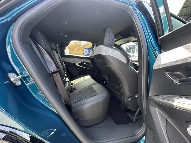Peugeot e-3008