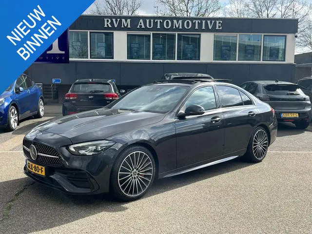Mercedes-Benz C-klasse 300 AMG Line VAN: 43.900,- VOOR: 39.877,- UW LENTEVOORDEEL: 4.023,- | MEGA CO...