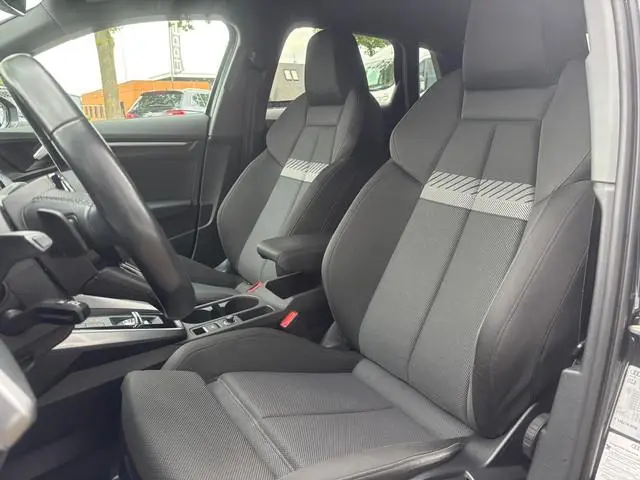 Audi A3 Sportback 30 TFSI Business edition | Sportstoelen | Zwartehemel | Apple Carplay | Stoelverwa...