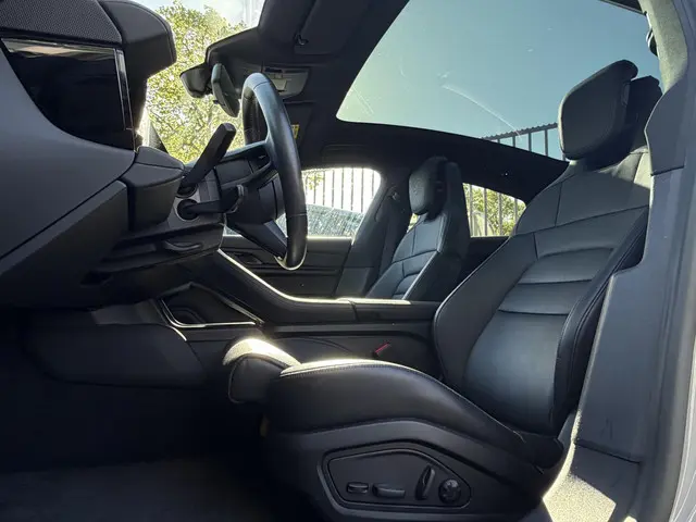 Porsche Taycan Performance 93 kWh Passenger Display | Pano | Chrono | 360 Camera