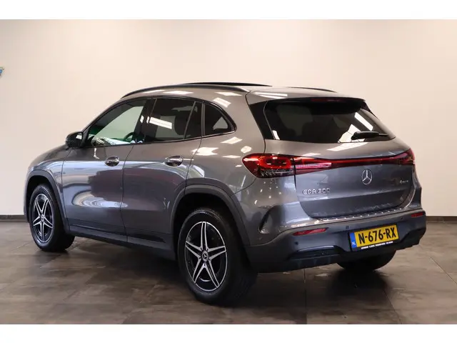 Mercedes-Benz EQA 300 4MATIC Business Solution AMG 67 kWh ACC Panoramadak Blindspot 24 maanden garan...