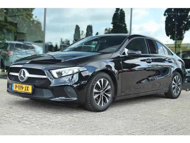 MERCEDES-BENZ A-KLASSE 180 BUSINESS SOLUTION AUT. | ORIG. NL | WIDESCREEN | TREKHAAK | CARPLAY | CAM...