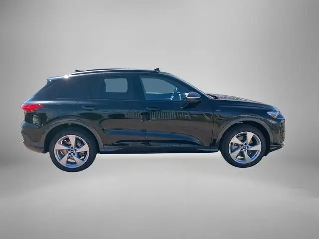 Audi Q5 2.0TFSIe-hybrid 220kW/299PK quattro S Line · Panoramadak · Trekhaak · 360°Camera + Parkeerse...