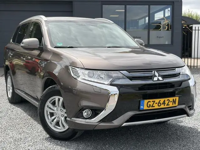 Mitsubishi Outlander 2.0 PHEV Business Edition 2e Eigenaar,Trekhaak,Camera,Keyless,Navi,Alcantara-Le...