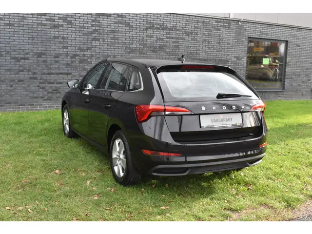 ŠKODA Scala 1.0 TSI Ambition Automaat Carplay Navigatie Front/lane assist Stoelverwarming Parkeer se...