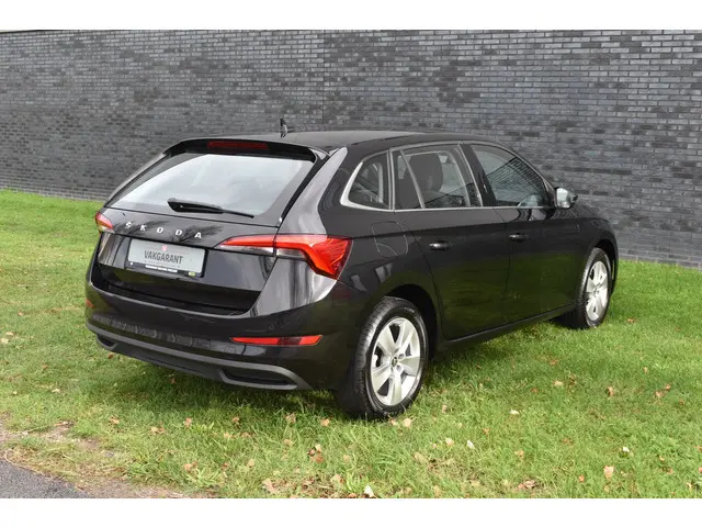 ŠKODA Scala 1.0 TSI Ambition Automaat Carplay Navigatie Front/lane assist Stoelverwarming Parkeer se...