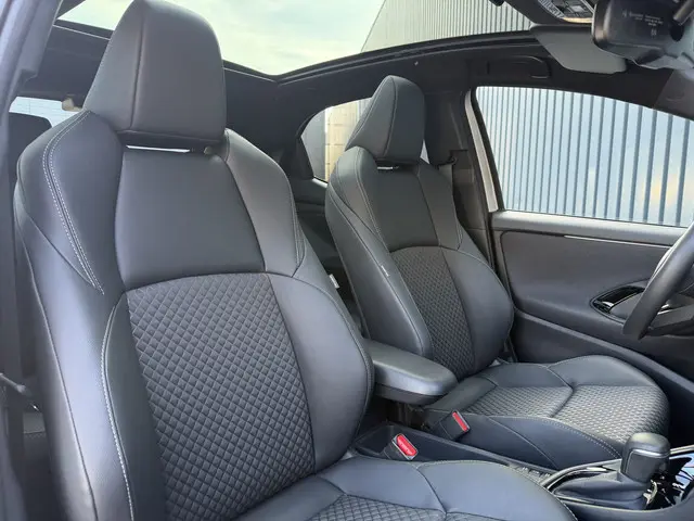 Toyota Yaris 1.5 Hybrid 130 Executive / Bi tone | Pano dak | JBL | Head-up | Rijklaar!!