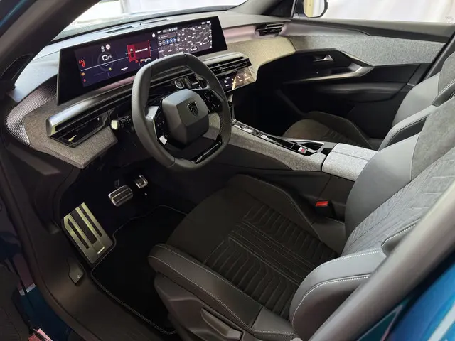 Peugeot 5008 1.2 HYBRID 145 GT NIEUWE AUTO 7PERS OPENDAK STOEL/STUUR VERW. ELEK.KLEP LED 7P 7 Persoo...