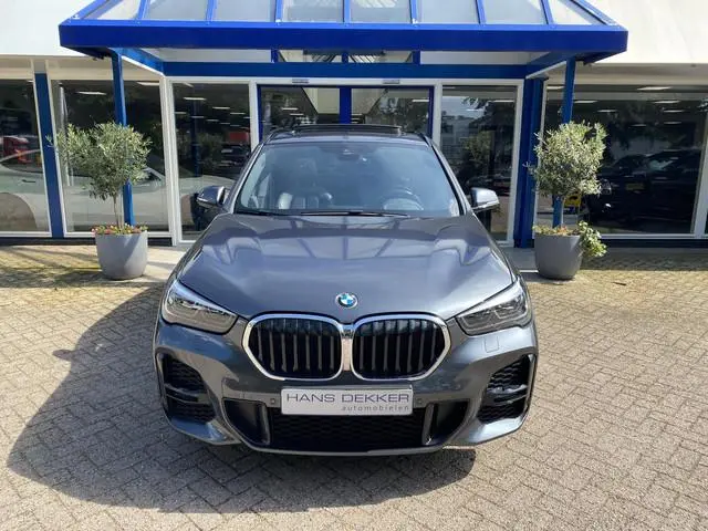 BMW X1 sDrive18i High Executive M-Pakket / Pano / Stoelverwarming / Camera