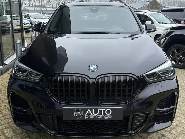BMW X1 xDrive25e | PANO | 19" | HUD | H&K | 1ste Eigenaar | LED | FULL OPTION! | Dealer Onderhouden!
