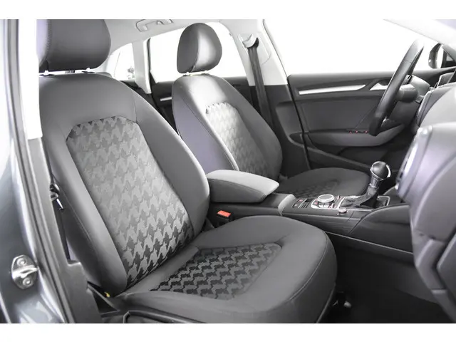 Audi A3 Sportback 1.4 e-tron PHEV Attraction Pro Line plus *Navigatie*PDC*Stoelverwarming*