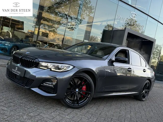 BMW 3-serie 330e High Executive M Sport | Pano | Individual Leder | Head-Up l SOH 89%