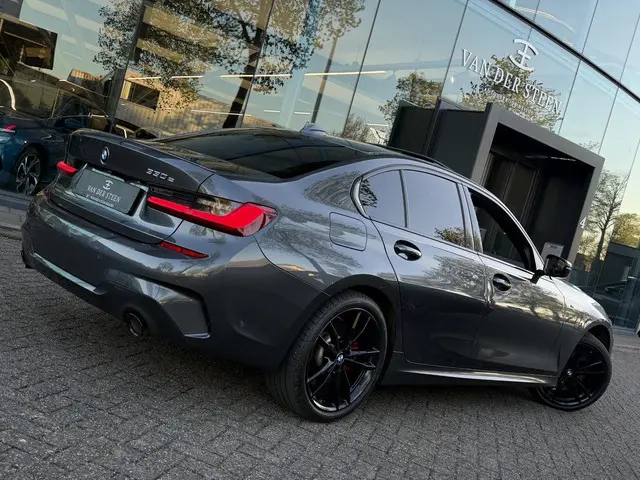 BMW 3-serie 330e High Executive M Sport | Pano | Individual Leder | Head-Up l SOH 89%