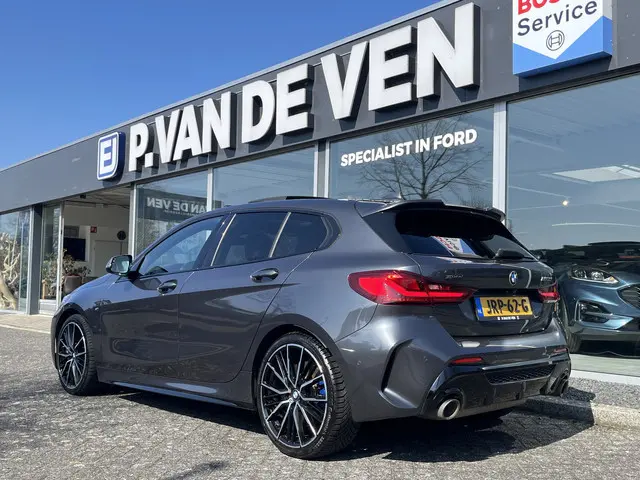 BMW 1-serie M135i xDrive High Executive M Sport 306pk Automaat | Panodak | Elektr. achterklep | arki...