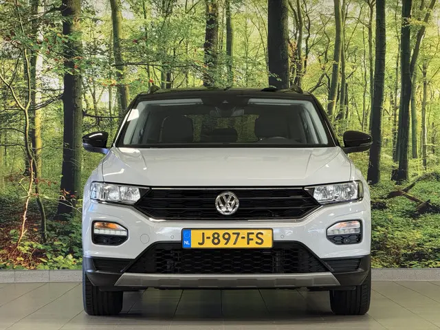 Volkswagen T-Roc 1.5 TSI Sport | Navigatie | Camera | Adaptieve Cruise Control | Lane Assist | Trekh...