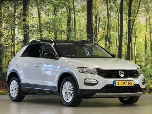 Volkswagen T-Roc 1.5 TSI Sport | Navigatie | Camera | Adaptieve Cruise Control | Lane Assist | Trekh...