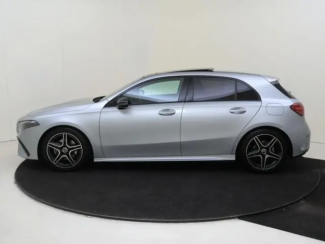 Mercedes-Benz A-klasse 180 AMG Line / Stoelverwarming / Achteruitrijcamera / Panorama-schuifdak / Ni...