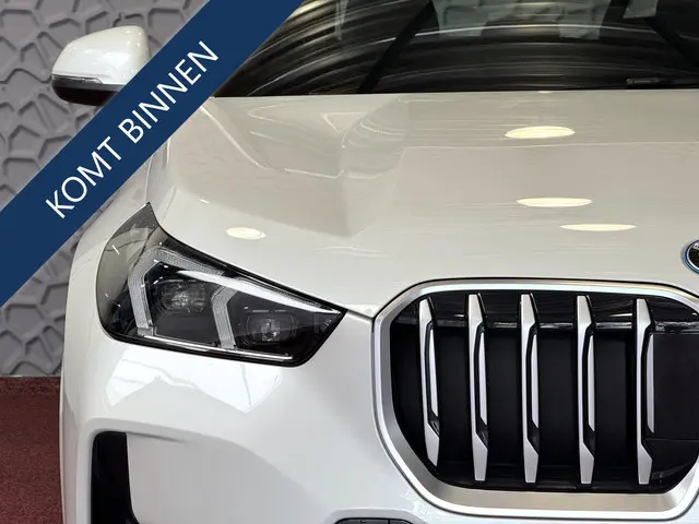 BMW X1 XDRIVE 25E M-SPORT LED PANO.SCHUIFDAK  ELEK.KLEP NAVI STOELVERW M-SHADOW LINE ELEK.STOEL ZWARTE.HEMEL 12/2024 PHEV PLUG IN HYBRID AWD 4X4 4WD