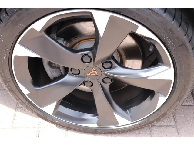 CUPRA Leon Sportstourer 1.5 eTSI Business Edition Panorama dak, sfeer verlichting, navigatie.