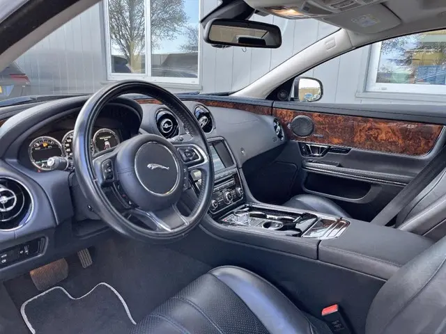 Jaguar XJ