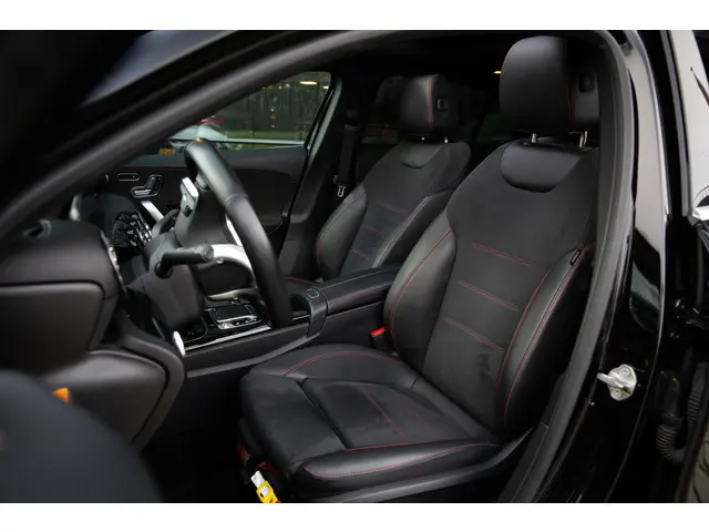 Mercedes-Benz A-klasse 200 Launch Edition Premium Plus , Trekhaak, Panoramadak, Achteruitrijcamera, Memory seats,