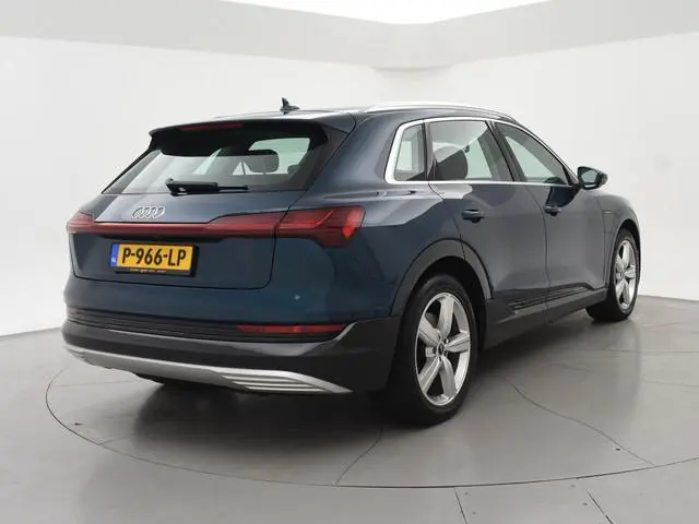 Audi e-tron 55 QUATTRO 95 kWh + TREKHAAK | NACHTZICHT 92% SOH| LUCHTVERING | HEAD-UP | ADAPTIVE CRUI...