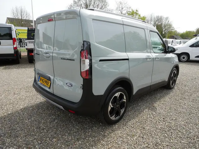 Ford Transit Courier 1.0 EcoBoost 125PK, Benzine, Airco