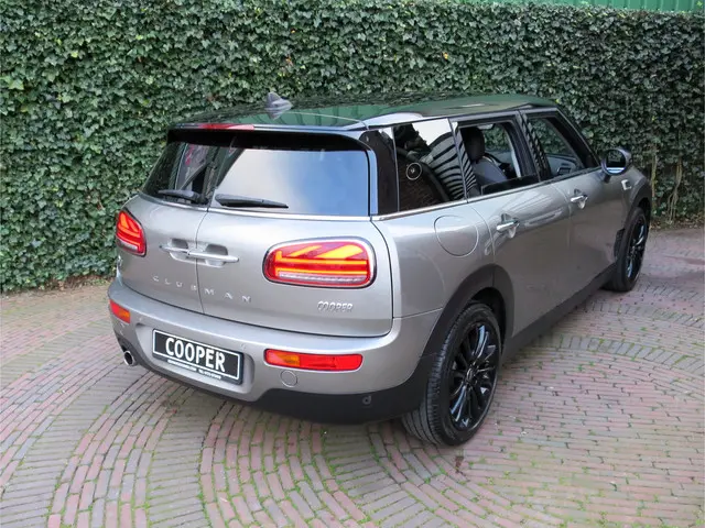 MINI Clubman 1.5 Cooper Chili F54 met LED, Navi, Keyless, PDC en 17"