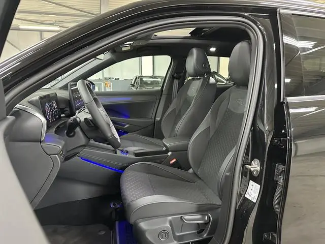 Volkswagen T-Roc 1.5 eTsi R-Line First Edition | Trekhaak | Pano | Black-style | Licht-pakket (IQ.Li...
