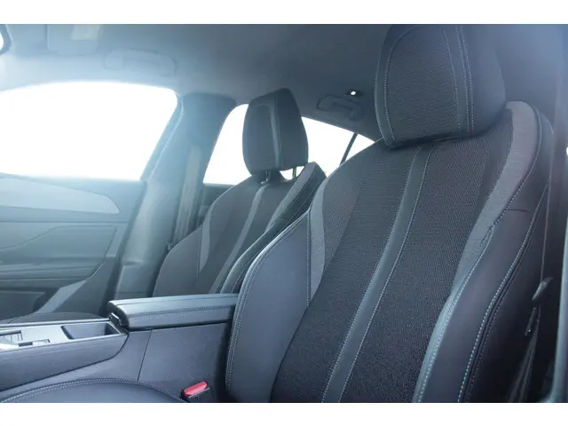 Peugeot 408 1.2 Hybrid 145PK ALLURE | ACHTERUITRIJ CAMERA | KEYLESS ENTRY/START | DRAADLOOS APPLE CA...