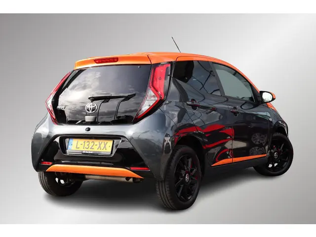 Toyota Aygo 1.0 VVT-i JBL, Apple Carplay, Android Parkeercamera, Climate control.