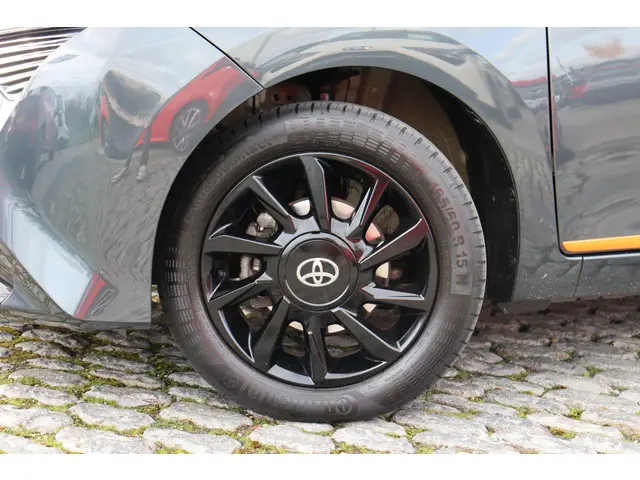 Toyota Aygo 1.0 VVT-i JBL, Apple Carplay, Android Parkeercamera, Climate control.